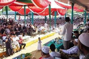 Hadiri Muzakarah Ulama, Ribuan Masyarakat Sambut Kedatangan Sandiaga Uno